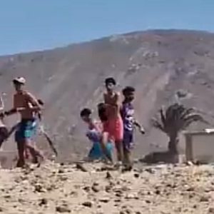 menas apedreando vecinos en Lanzarote