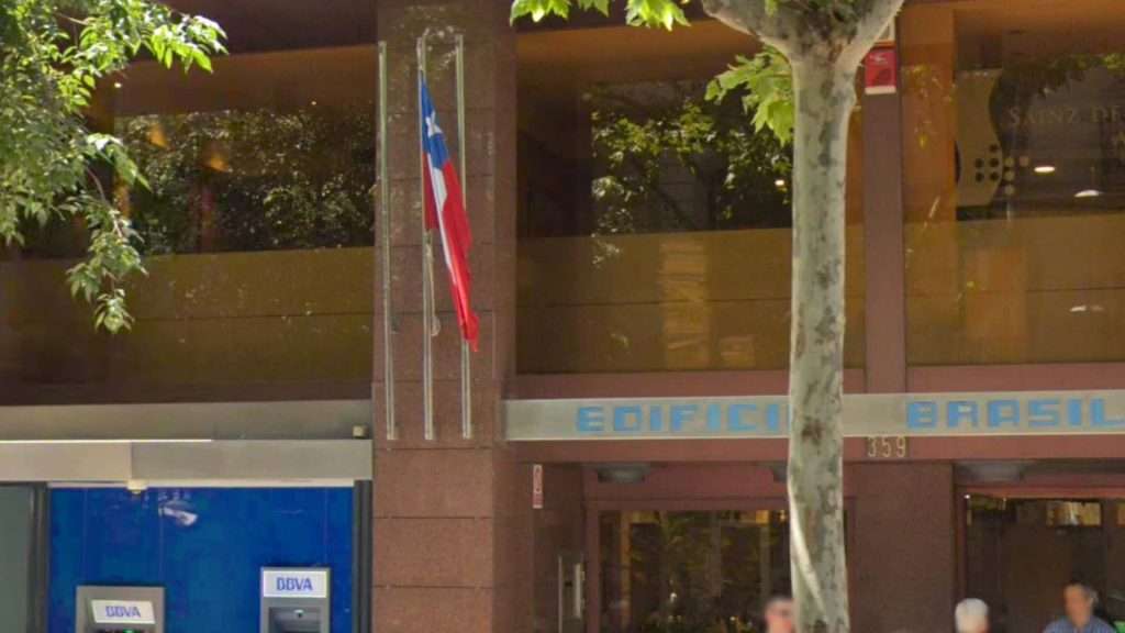 Detenido el hijo del cónsul de Chile tras un intento de alunizaje en una tienda de telefonía en Sant Cugat