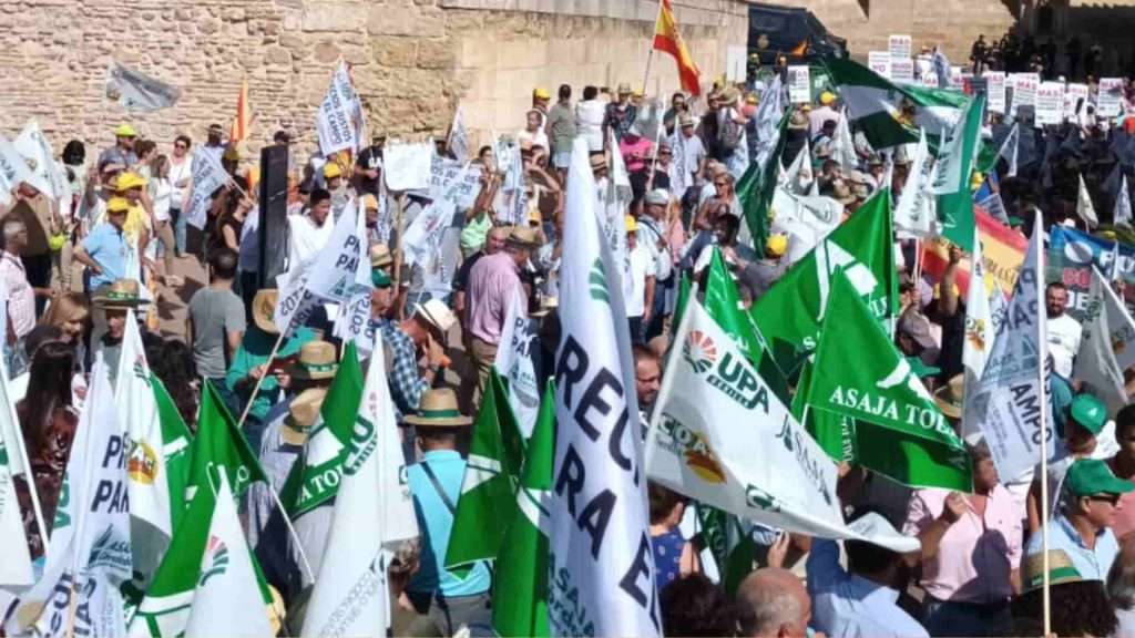 El PSOE se hunde entre agricultores y ganaderos: apenas supera el 5% de intención de voto, según el CIS
