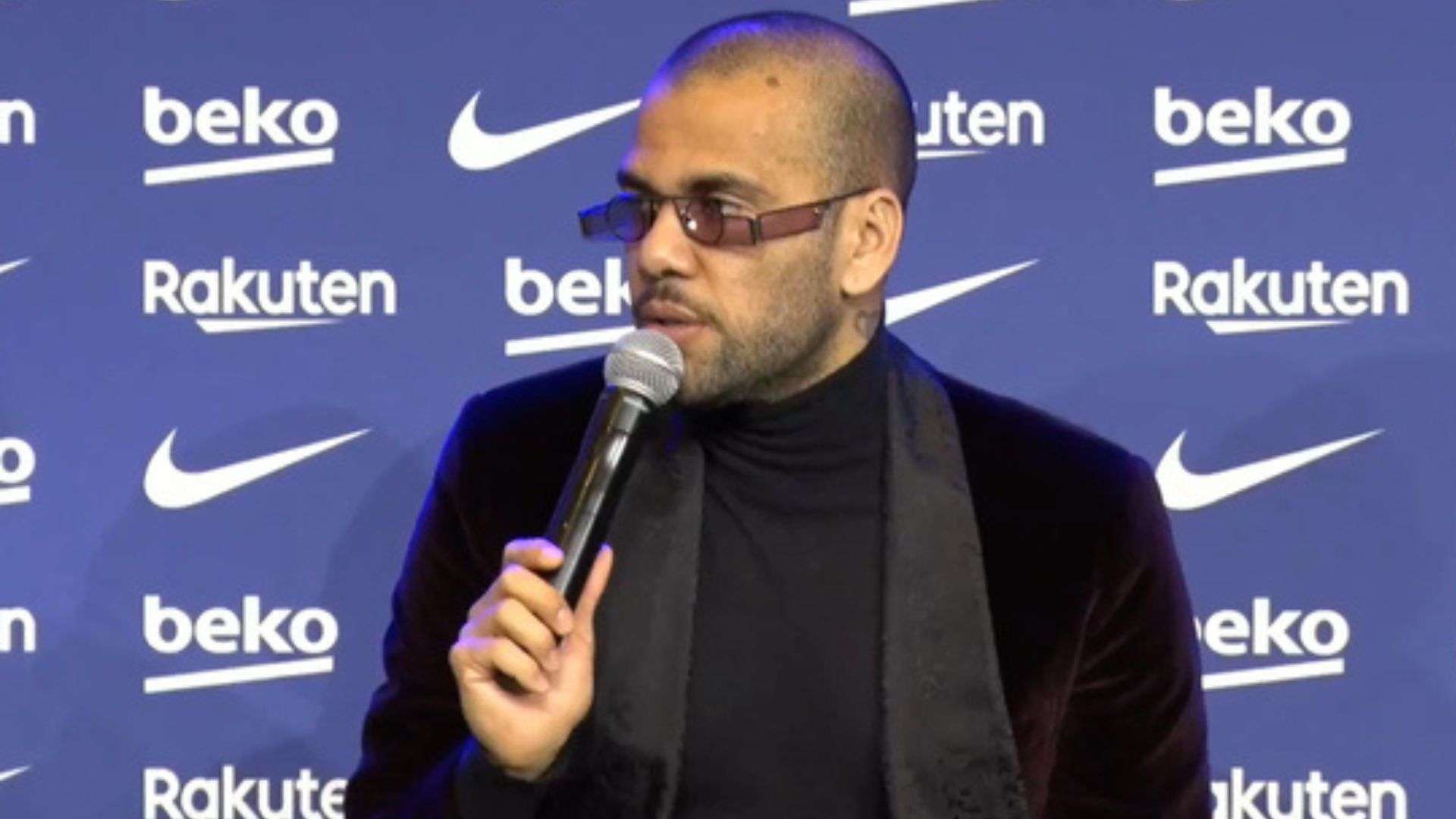 Dani Alves recupera sus pasaportes después de su absolución
