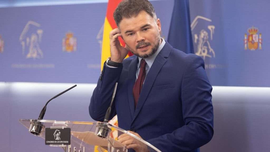 Rufián quiere abrir el melón de la monarquía con un referéndum y presiona al PSOE para imponer su agenda