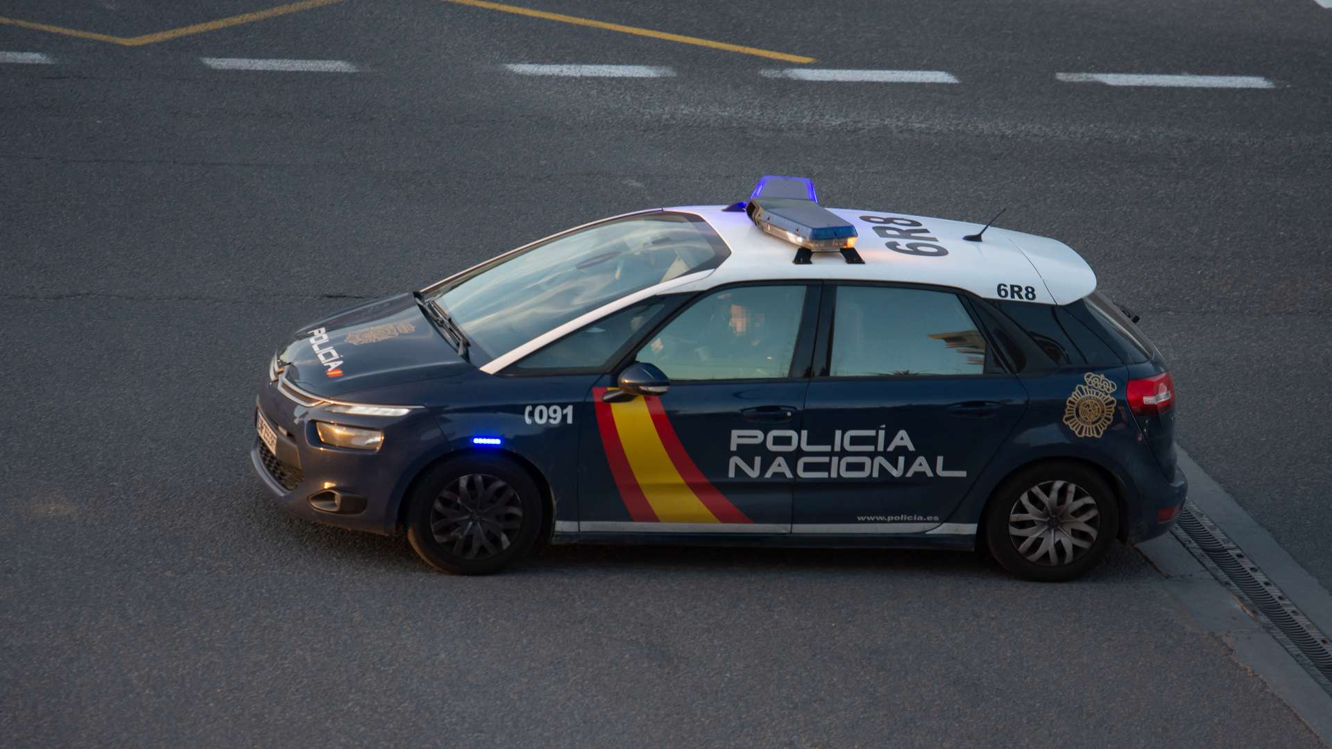 Automóvil_de_la_policía_nacional_española_en_Valencia Automóvil_de_la_policía_nacional_española_en_Valencia
