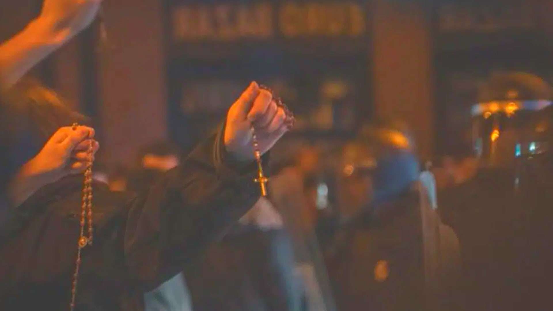 creyentes enseñando su rosario en Ferraz