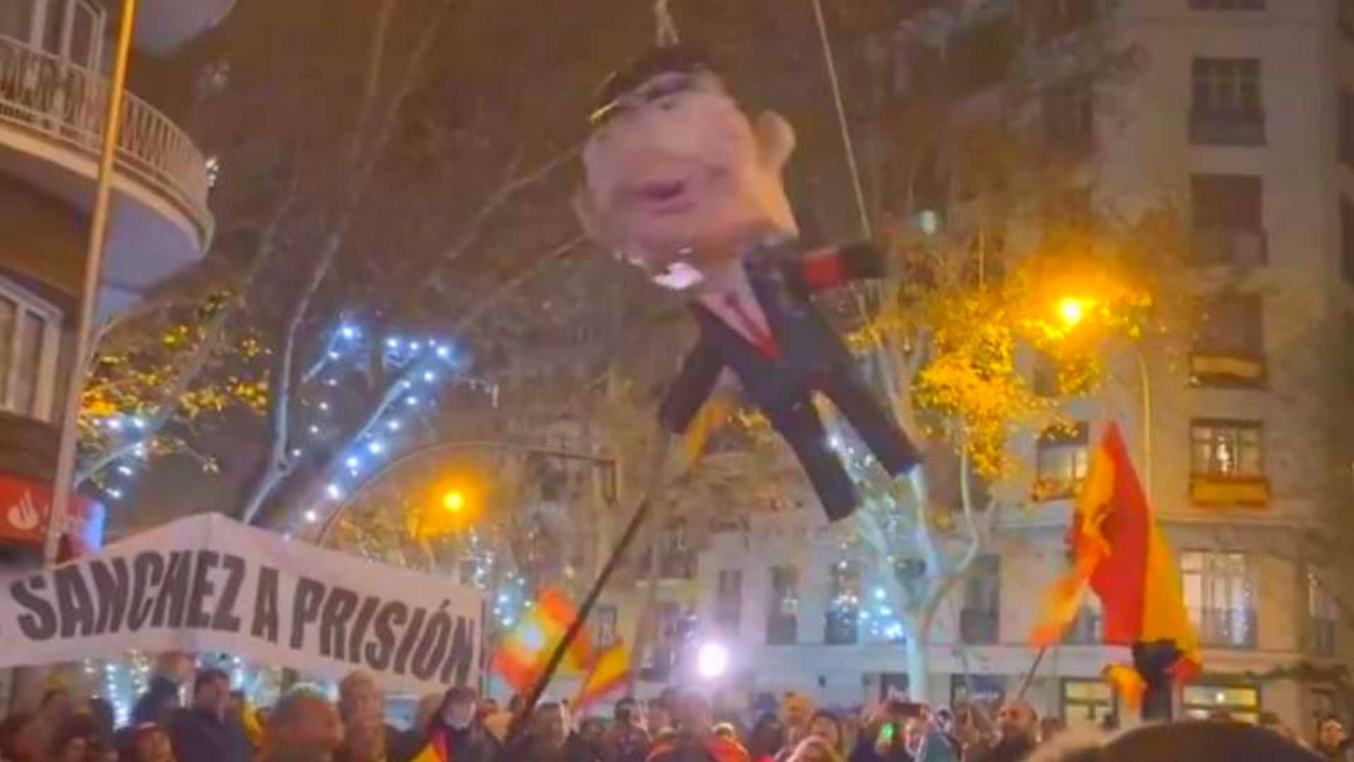 La piñata de Ferraz que ofende a izquierda