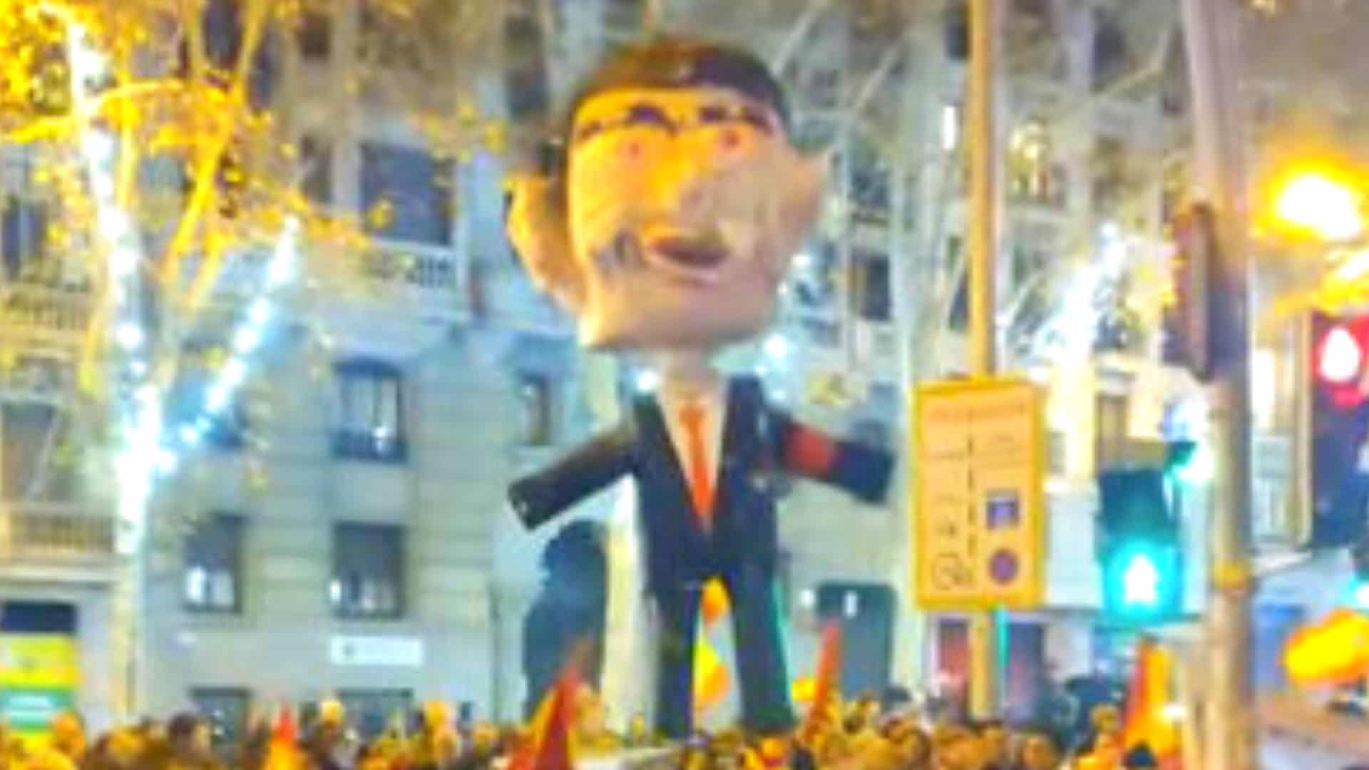 La Policía cita a declarar al convocante de las ‘Uvas en Ferraz’ por la piñata de Sánchez