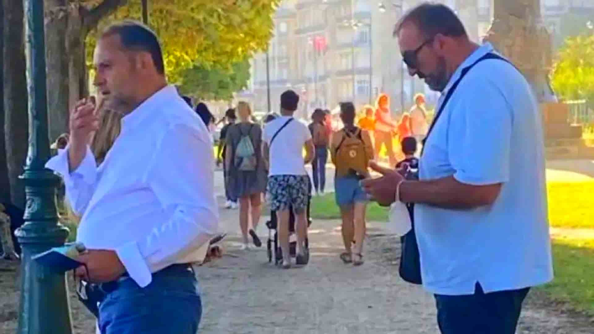 Ábalos y Koldo en un parque