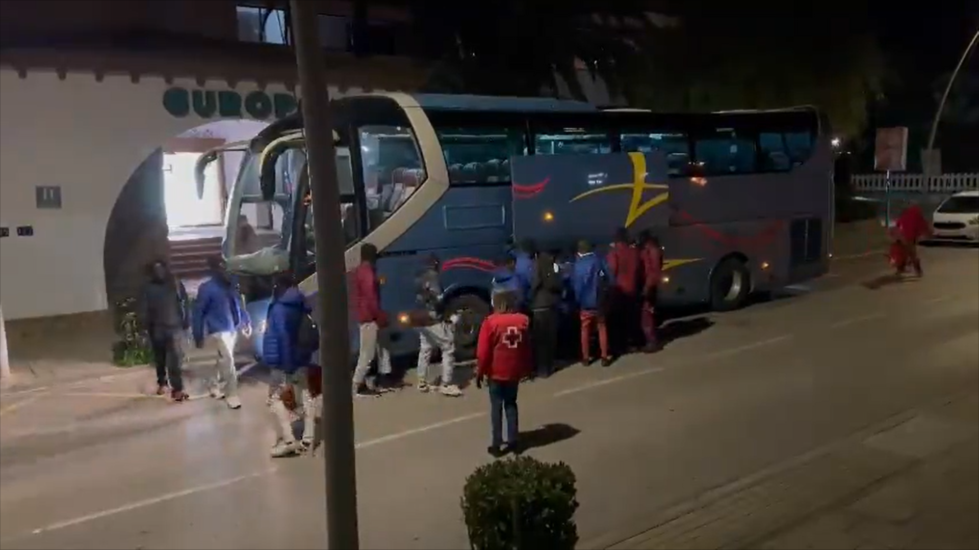 VOX denuncia la llegada de inmigrantes ilegales de madrugada a un hotel de El Vendrell (Tarragona)