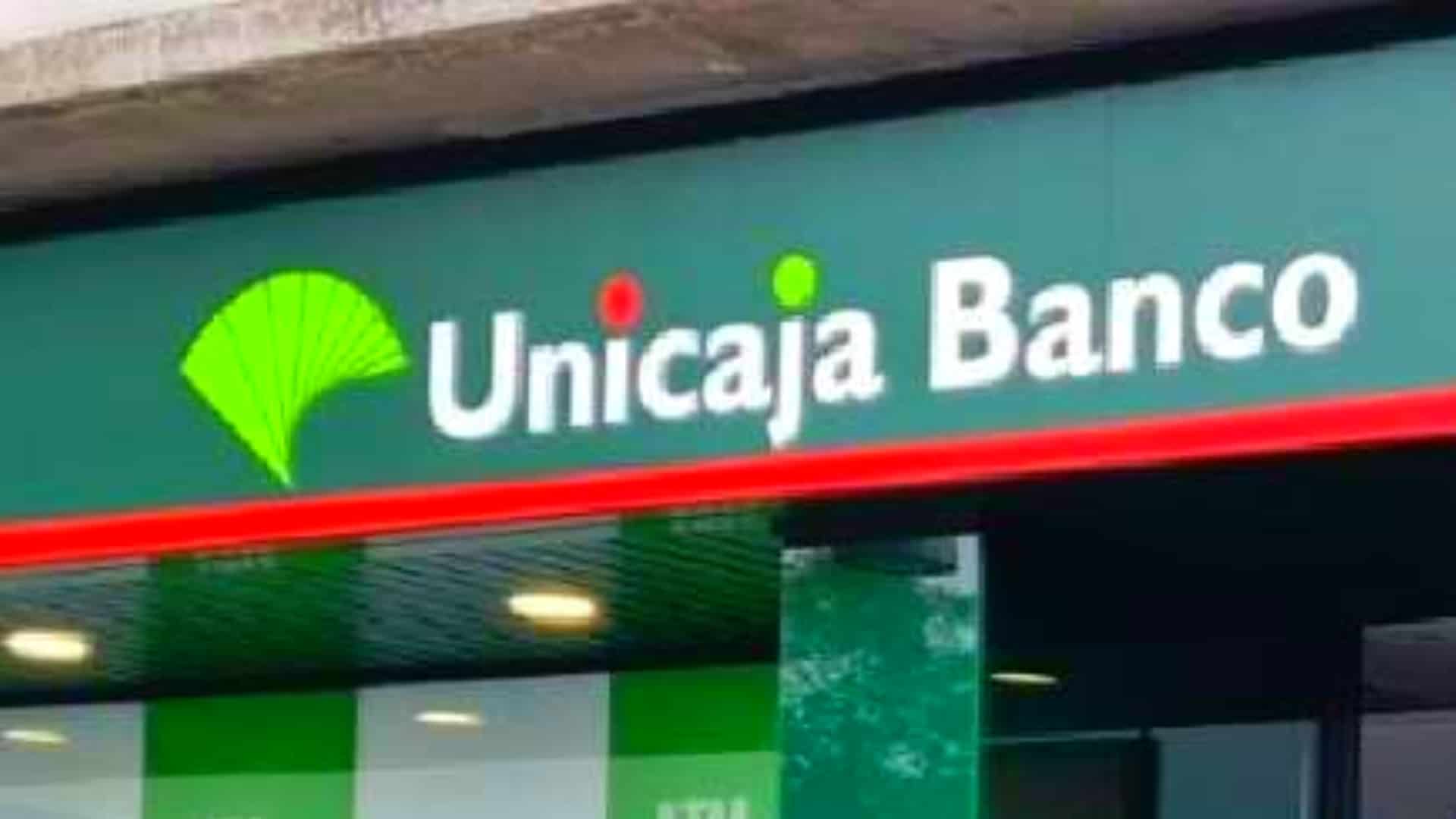 fachada de sucursal de Unicaja Banco