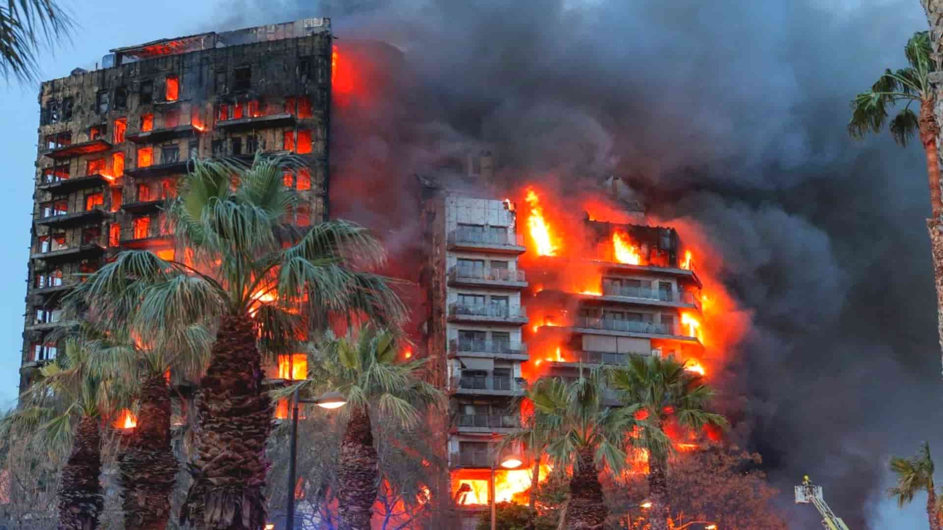 Cuatro muertos y 14 heridos en el incendio del edificio de viviendas del Campanar