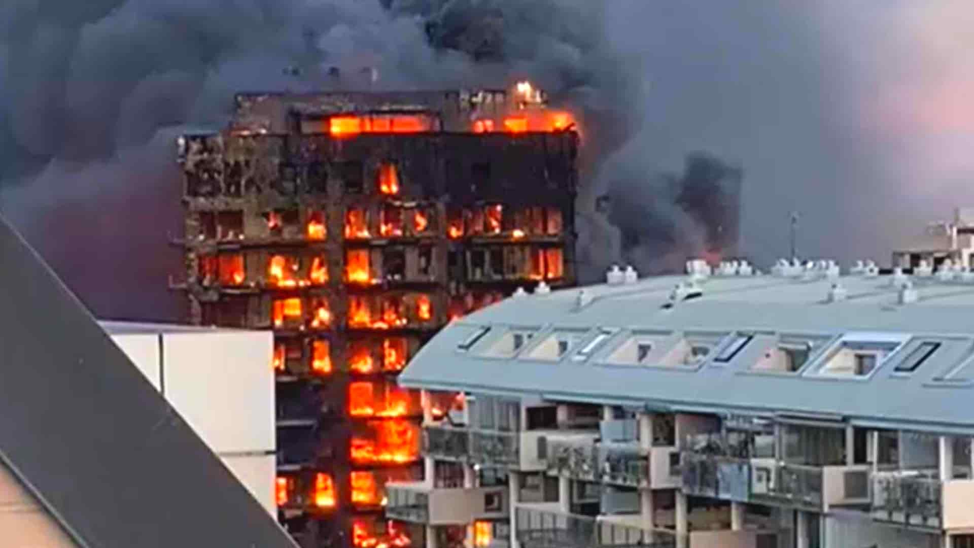 Un juzgado de Valencia abre diligencias secretas por el incendio del barrio de Campanar