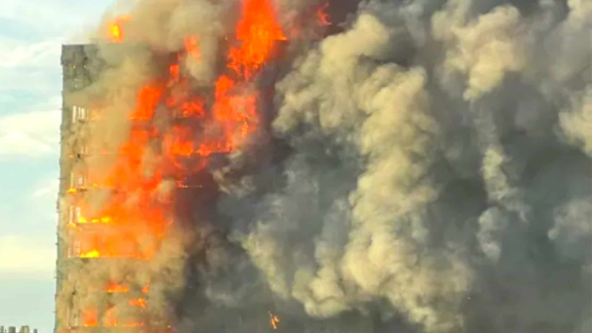 Un devastador incendio arrasa un edificio de 14 plantas en Valencia