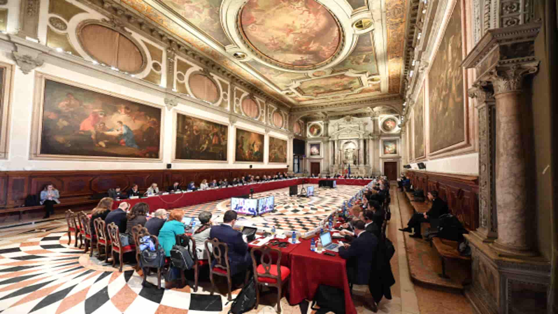 La Comisión de Venecia desmonta los bulos del Gobierno y sus cómplices sobre la amnistía