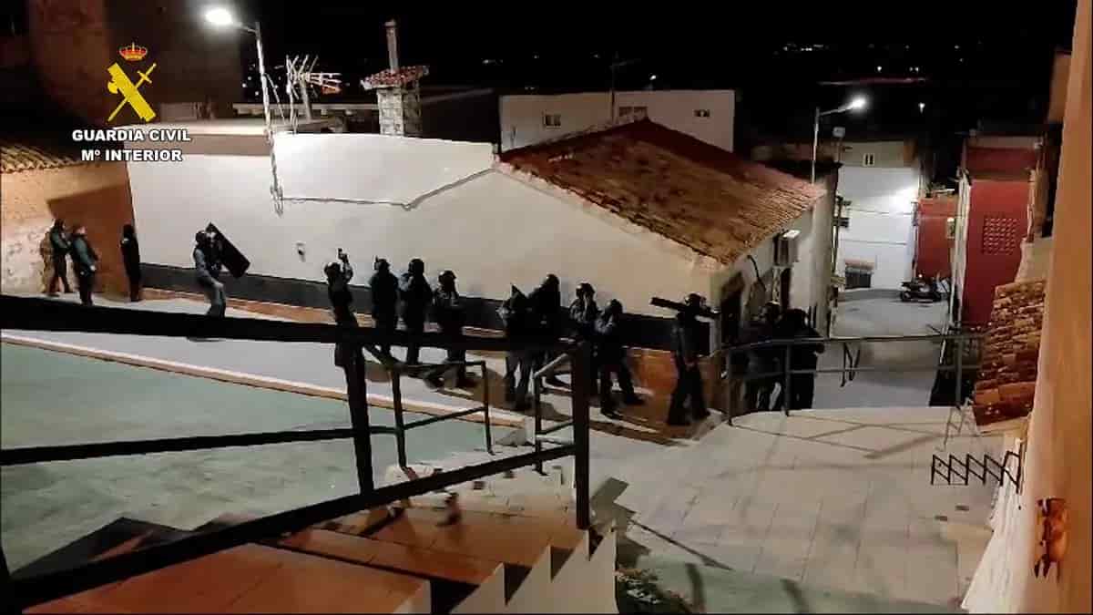 Valencia: detenida una abuela traficante que usaba a su nieto menor de edad como camello