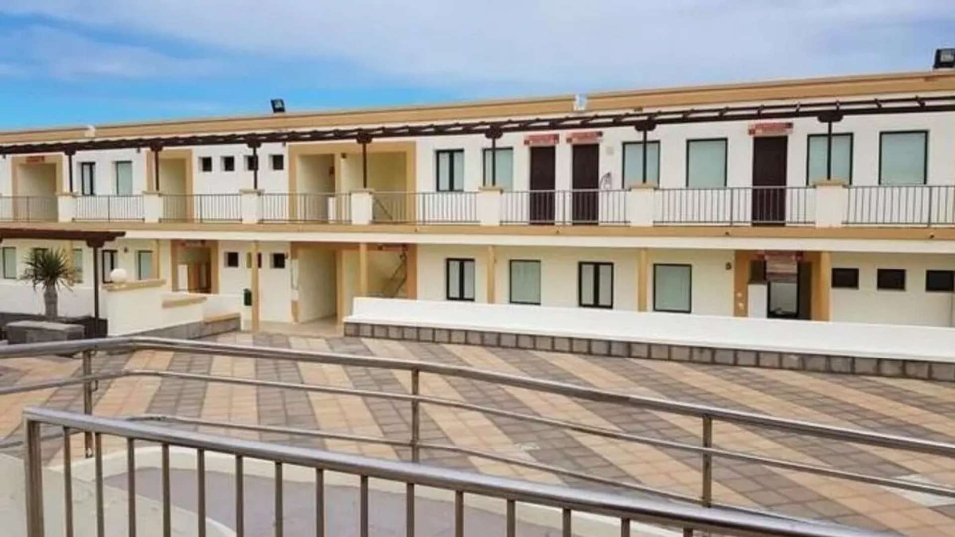 MENAS marroquíes del albergue de La Santa (Lanzarote) arrasan las instalaciones con cuchillos y catanas