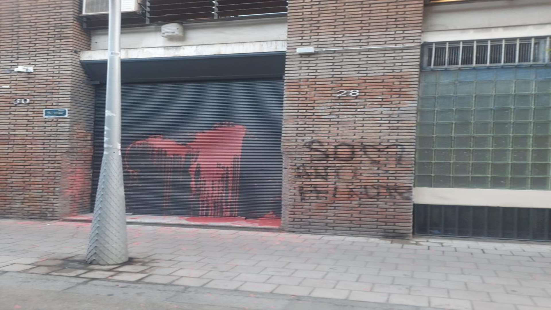 VOX denuncia un nuevo ataque en su sede de Barcelona tras el gran acto celebrado ayer en Terrassa