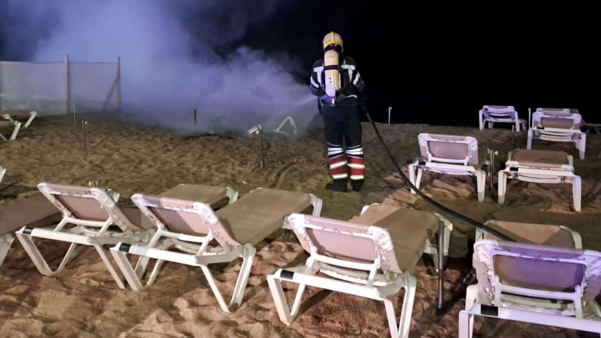 Detenidos nueve menores por incendiar las hamacas y el perímetro de un hotel de Lanzarote y robar en un supermercado