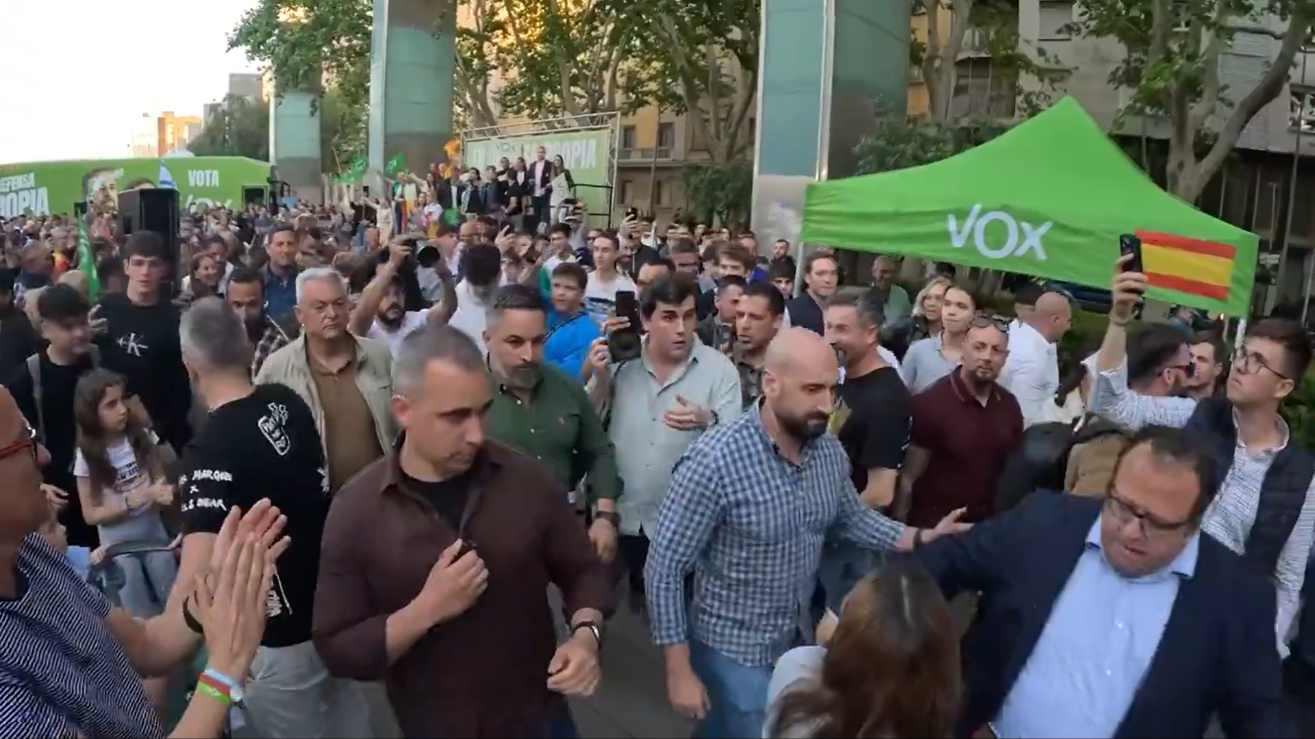 Radicales separatistas tratan de boicotear un acto de VOX en Reus ante la inacción de los Mossos y acaban refugiados tras la Policía