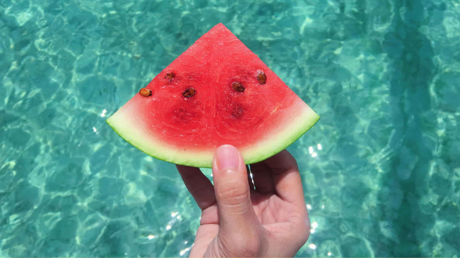 mano sostiene sandía