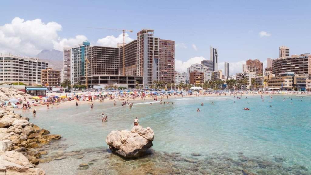 Los precios del alquiler de vivienda de verano en la costa de España se disparan