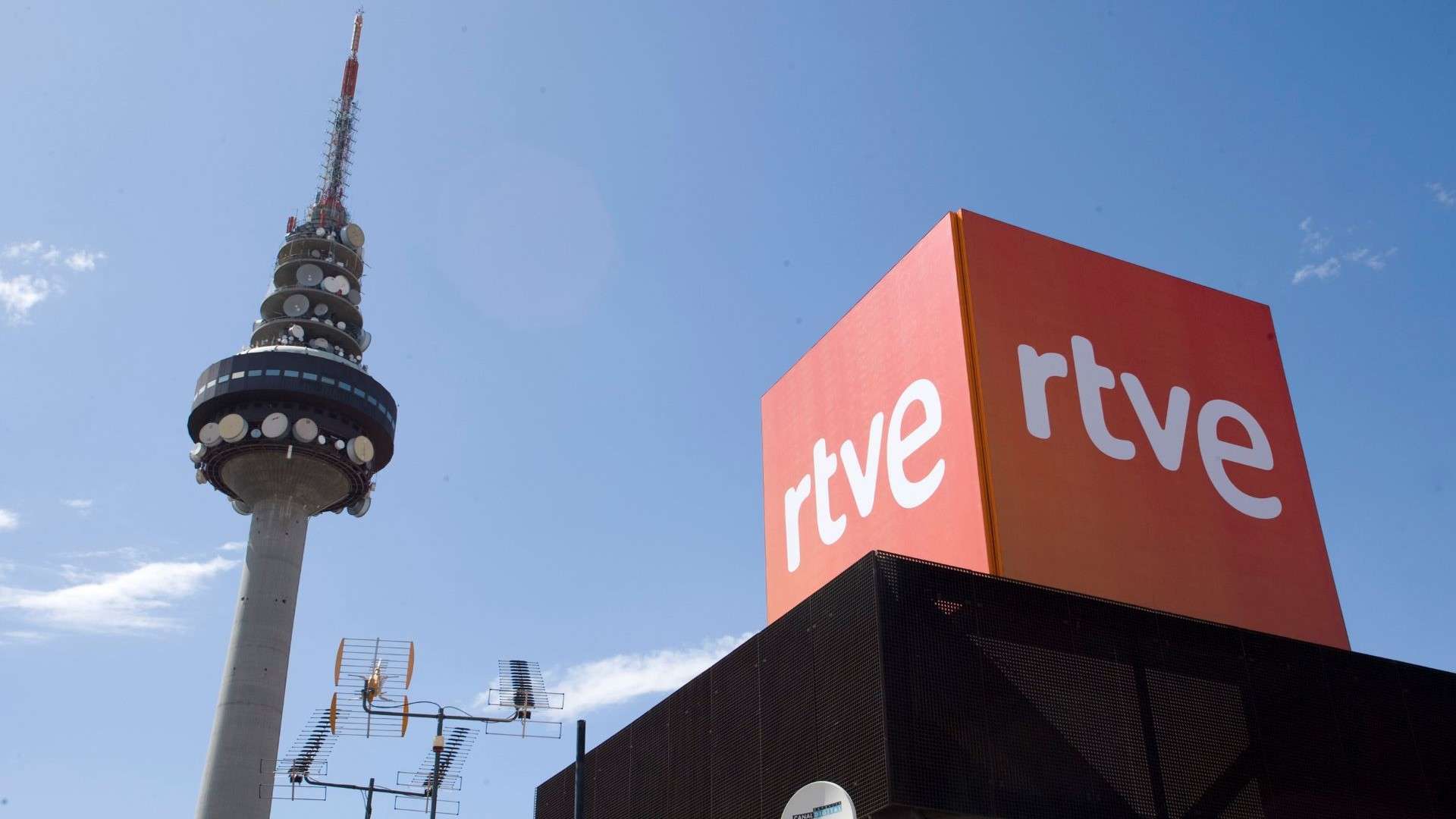 RTVE dispara su deuda y el gasto en sueldos gracias a una plantilla sobredimensionada