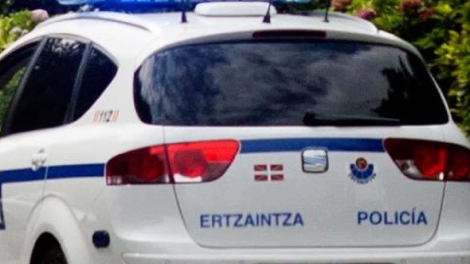 vista del maletero de un coche patrulla de la Ertzaintza vista del maletero de un coche patrulla de la Ertzaintza