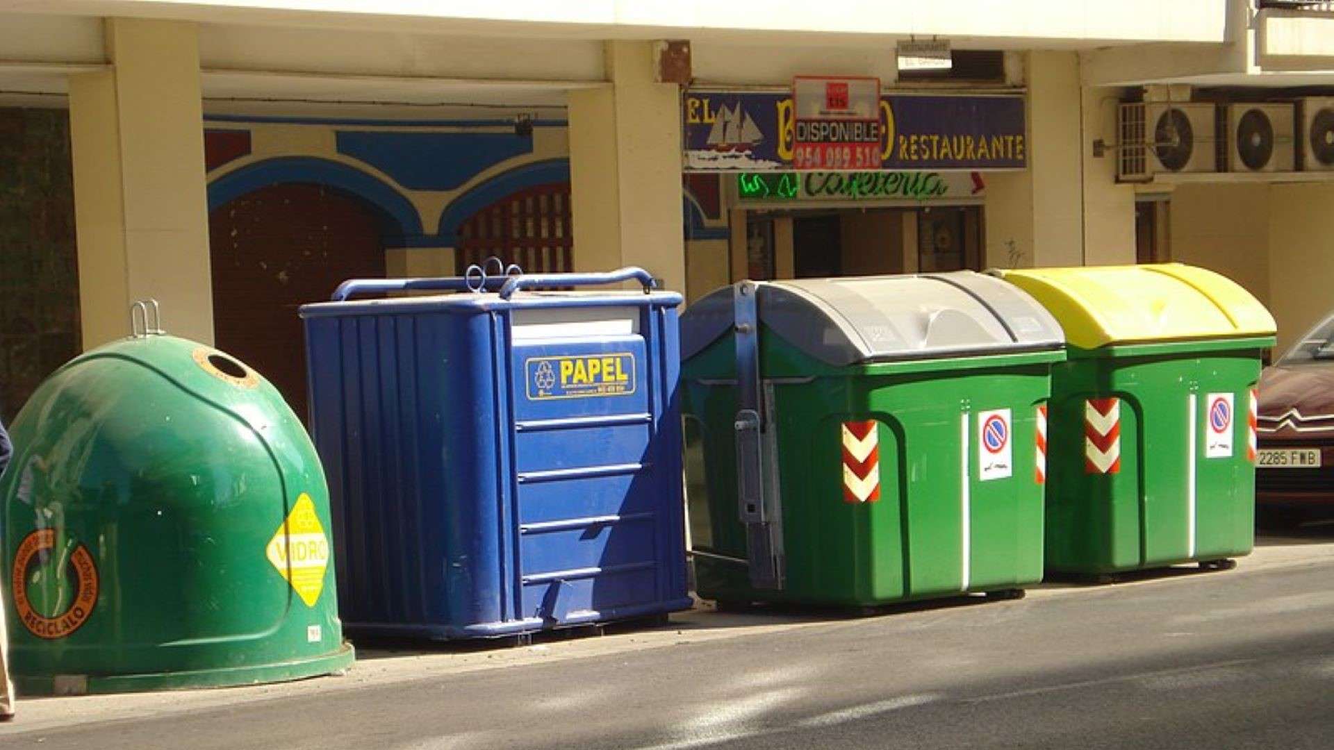 Contenedores_selectivos_de_residuos_urbanos Contenedores selectivos de residuos urbanos/Wikimedia