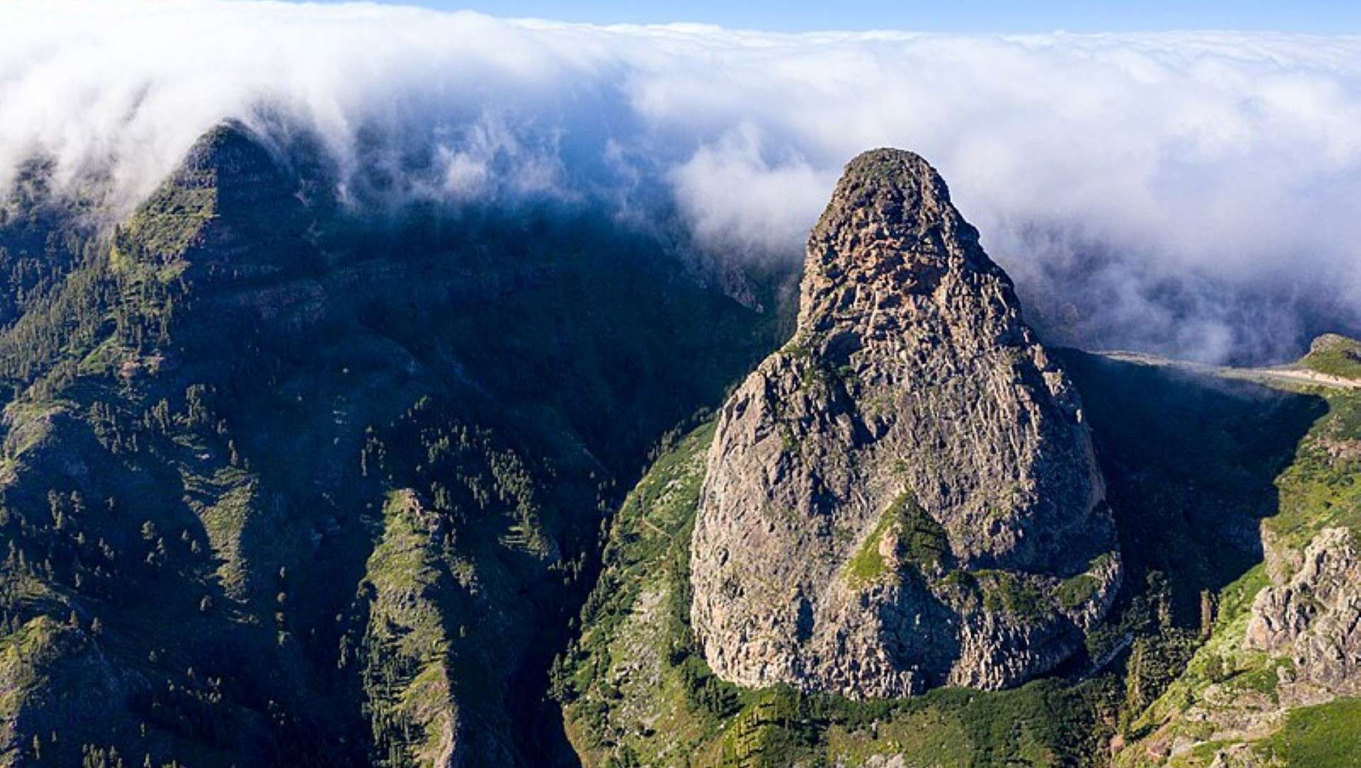 Roca_de_Agando_en_parque_nacional_Garajonay_La_Gomera Naturaleza salvaje de España/Wikimedia