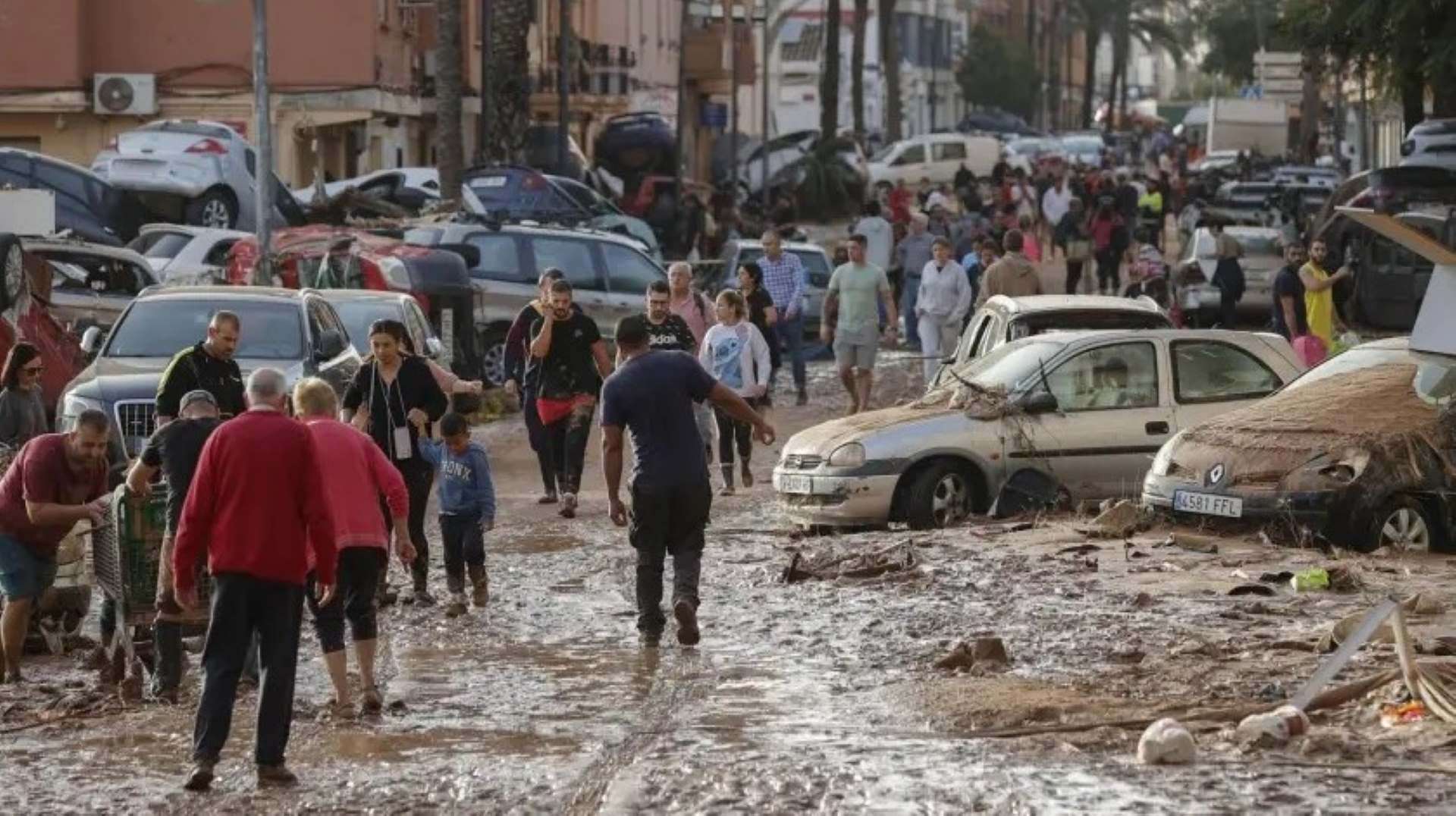 Miles de vecinos piden a Pedro Sánchez que se enfangue y que no huya como una rata