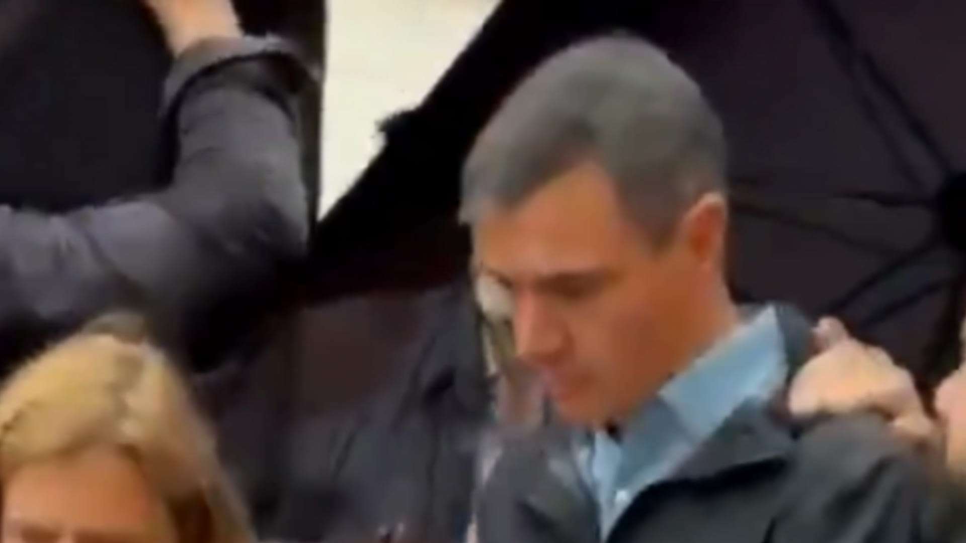 Sánchez huyendo de Paiporta