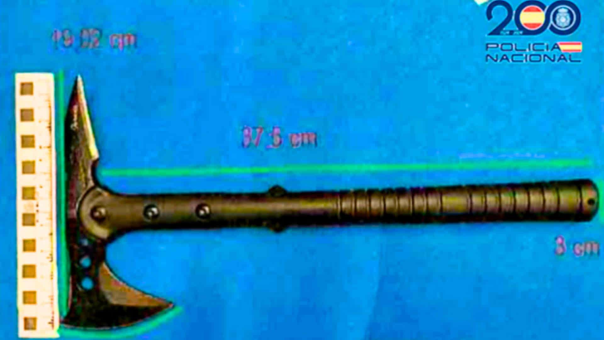 ‘¡Antes te llevo por delante!’: argelina con antecedentes intenta matar a su exnovio con un hacha mientras dormía