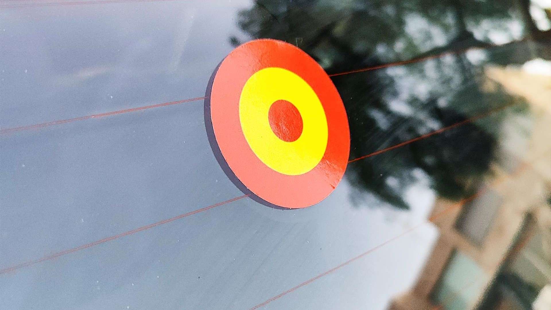 Orgullo patrio con la escarapela de España en nuestros vehículos