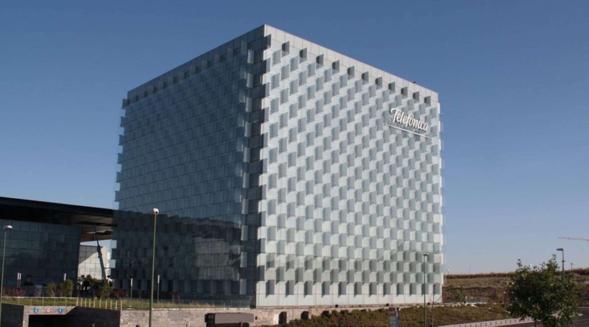 Edificio_del_Distrito_C_de_Telefonica_en_Las_Tablas_(Madrid)
