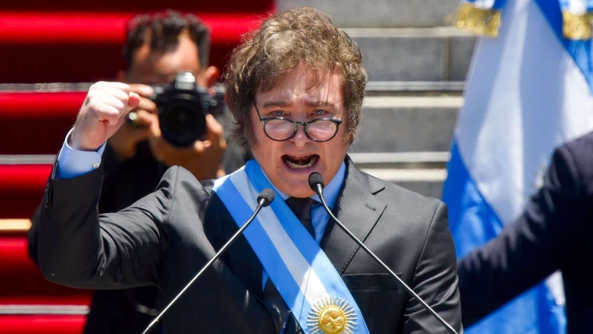 Histórico superávit y desplome de la deuda pública en Argentina