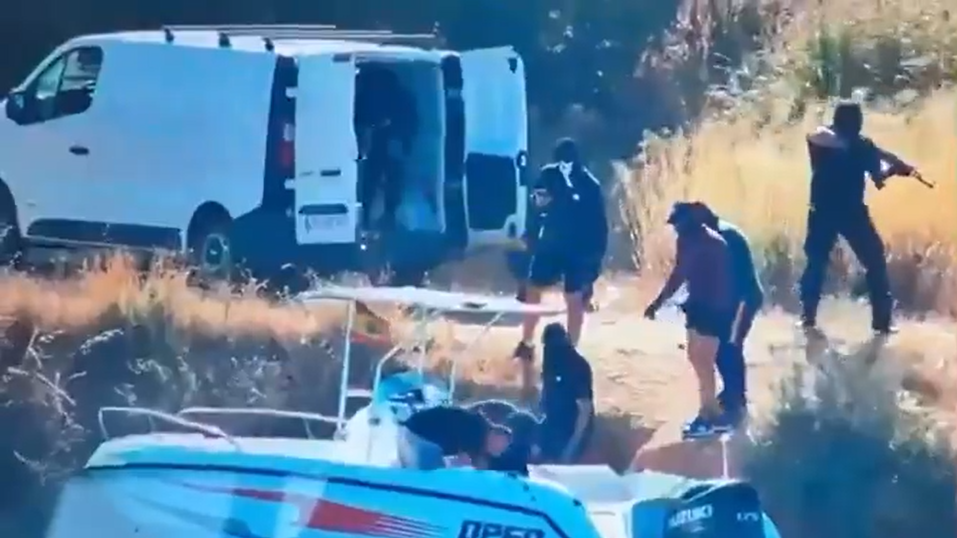 Salen a la luz imágenes de varios narcos actuando en Huelva a plena luz del día y con fusiles de asalto