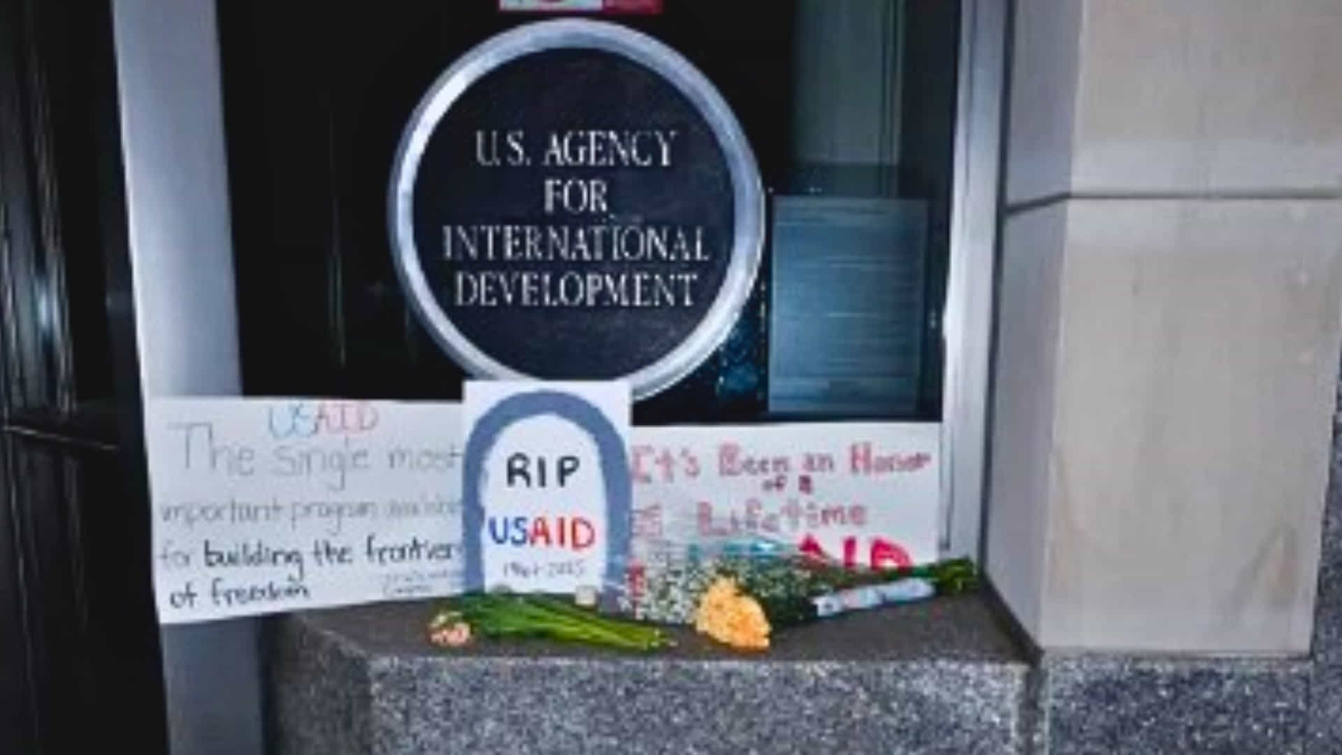 Imagen de sede de USAID cerrada