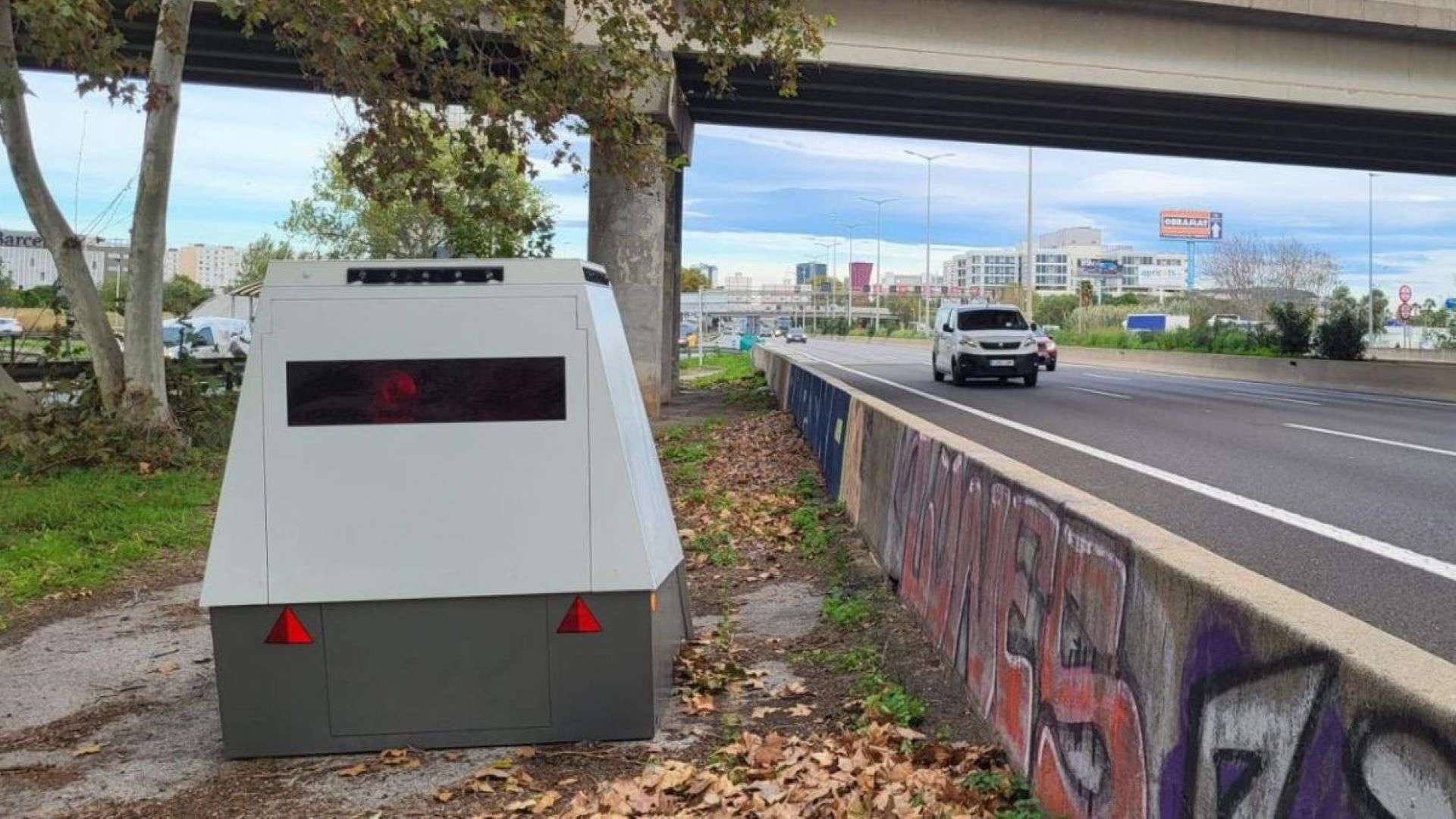 Los nuevos ‘radares remolque’ ya están multando en las carreteras españolas