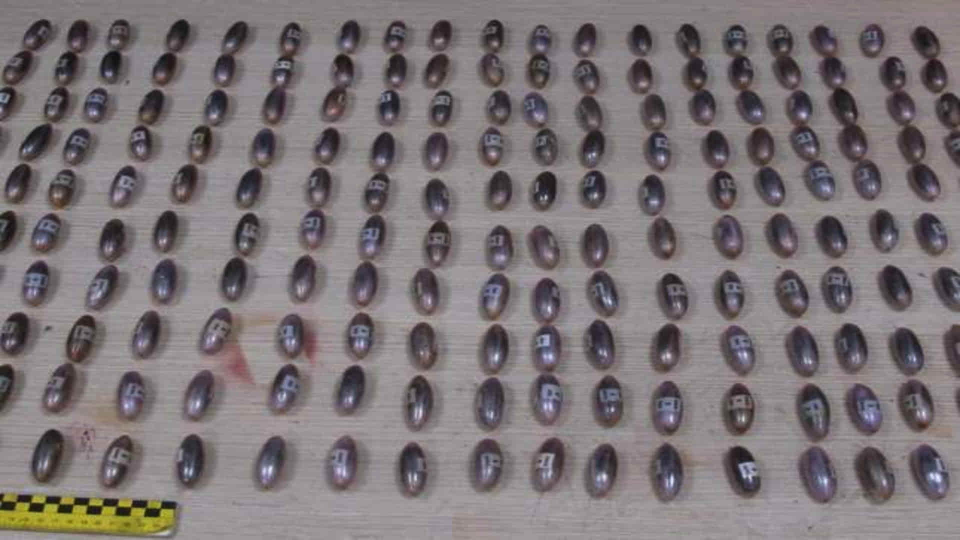 Bellotas de hachís incautadas en El Prat Bellotas de hachís incautadas en El Prat a la mula