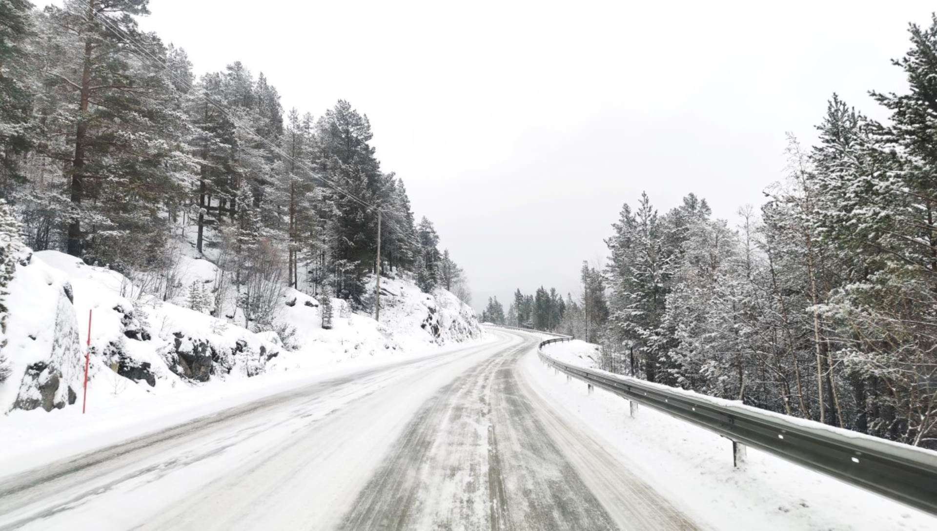 Consejos de la DGT si te quedas tirado en la carretera por la nieve