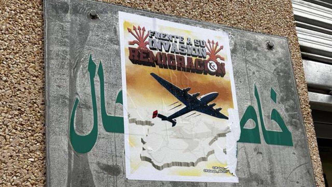 Puentes y mezquitas de Alicante empapeladas con carteles con el mensaje de «Remigración»