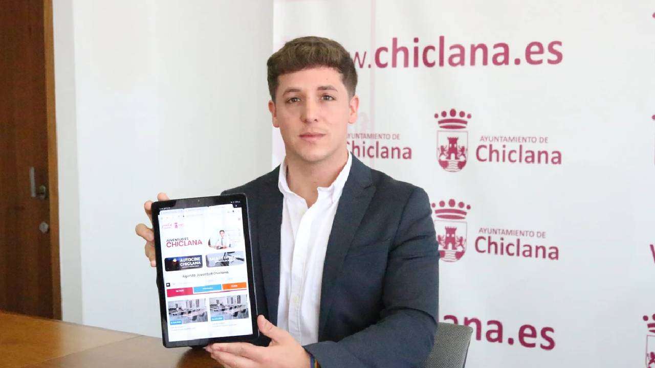 Detenido el concejal socialista de Deportes, Juventud y LGTBI de Chiclana por presuntamente exhibirse ante menores