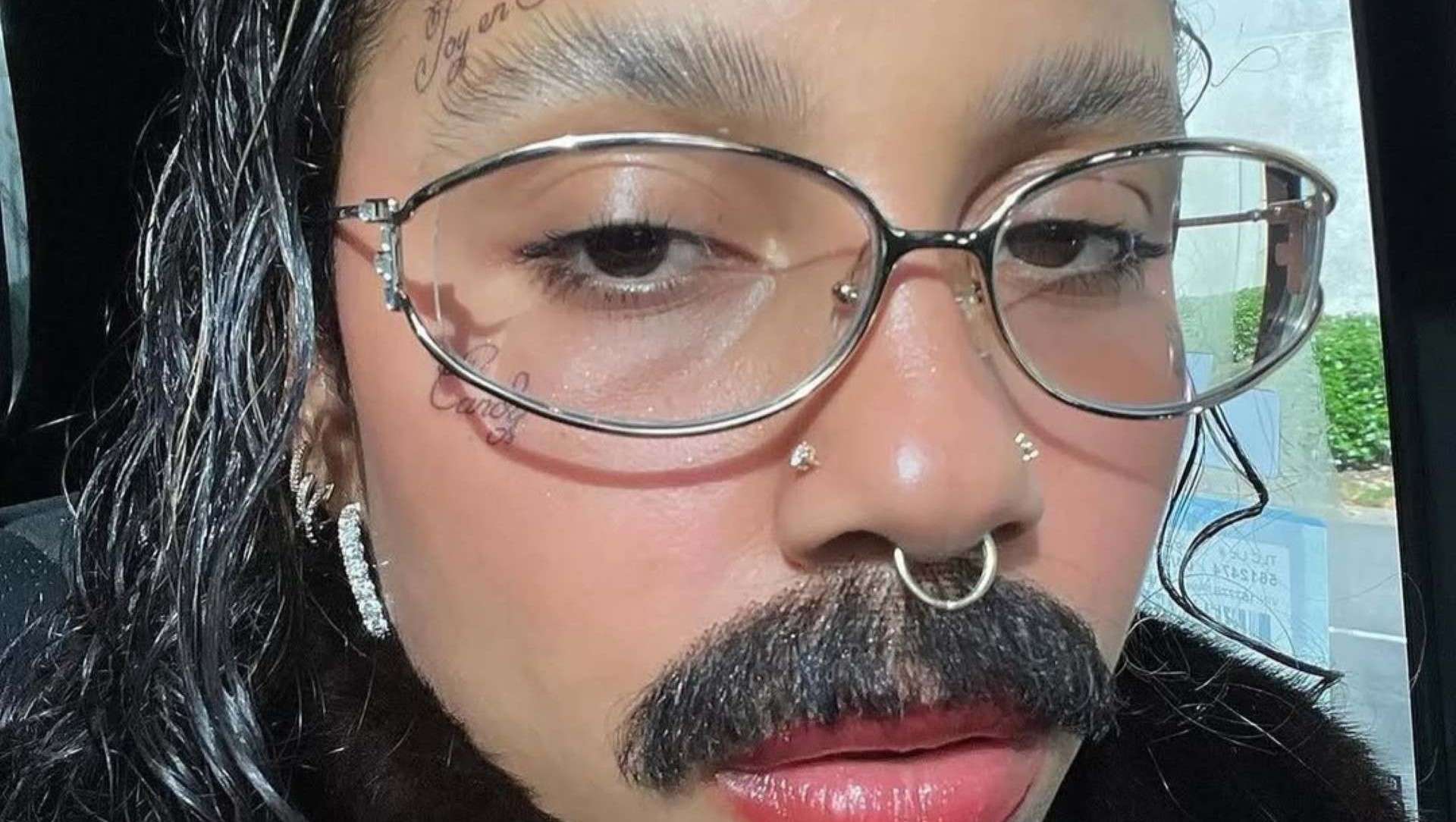 La tendencia woke viral del bigote femenino
