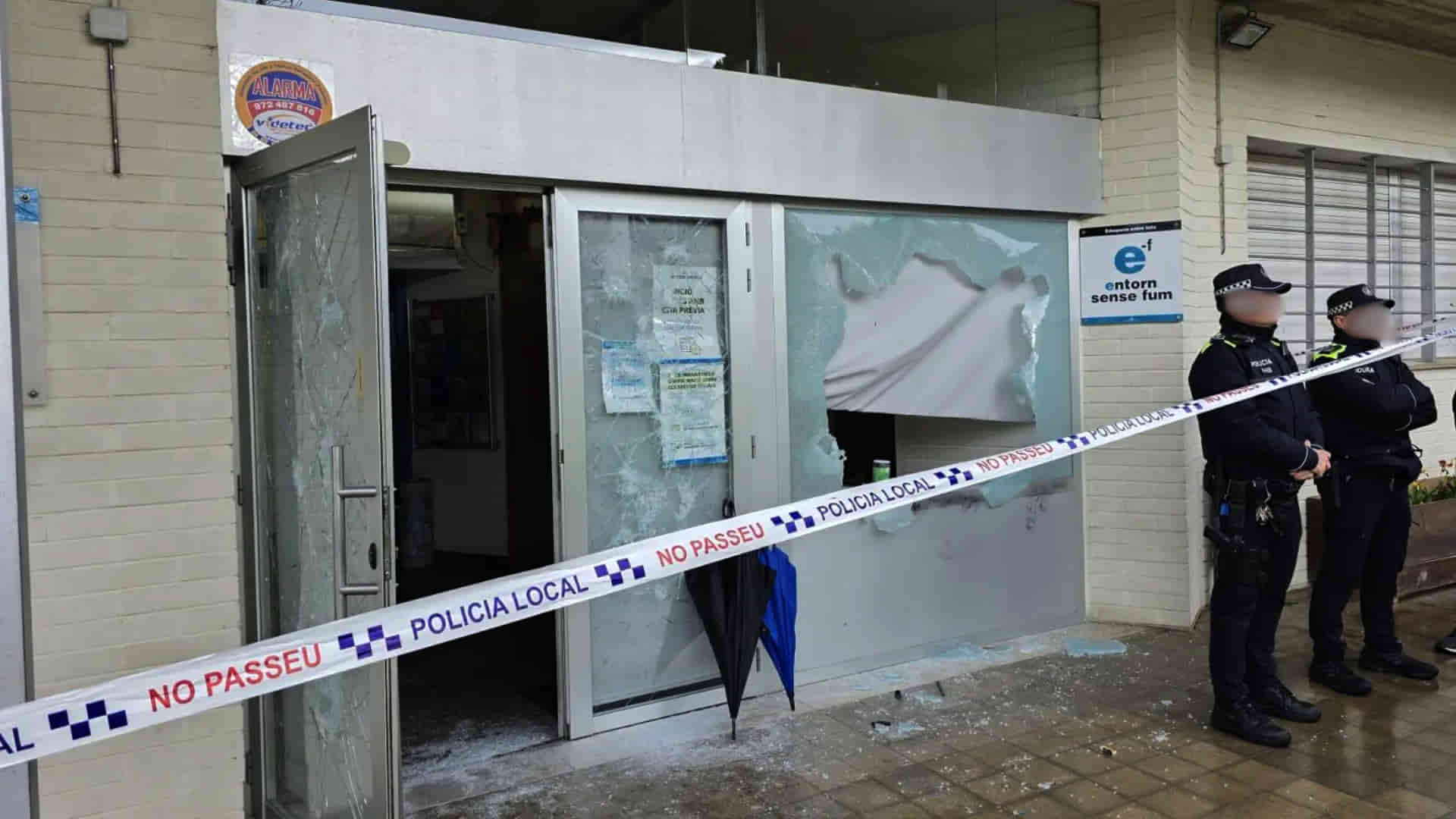 Una turba de okupas arrasa un centro cívico en Gerona