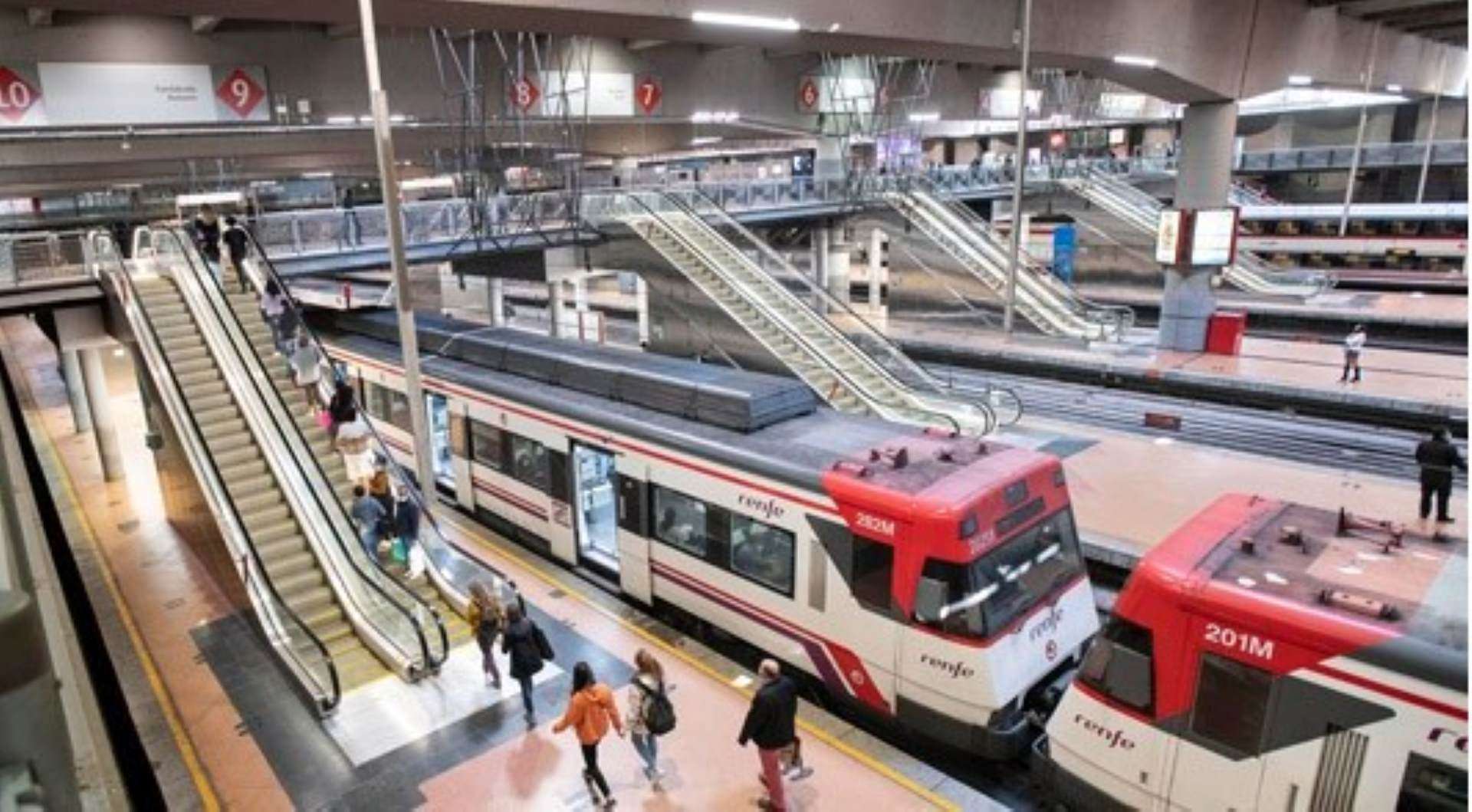 Más de 35.000 viajeros tirados en estaciones de trenes y aeropuertos por el apagón