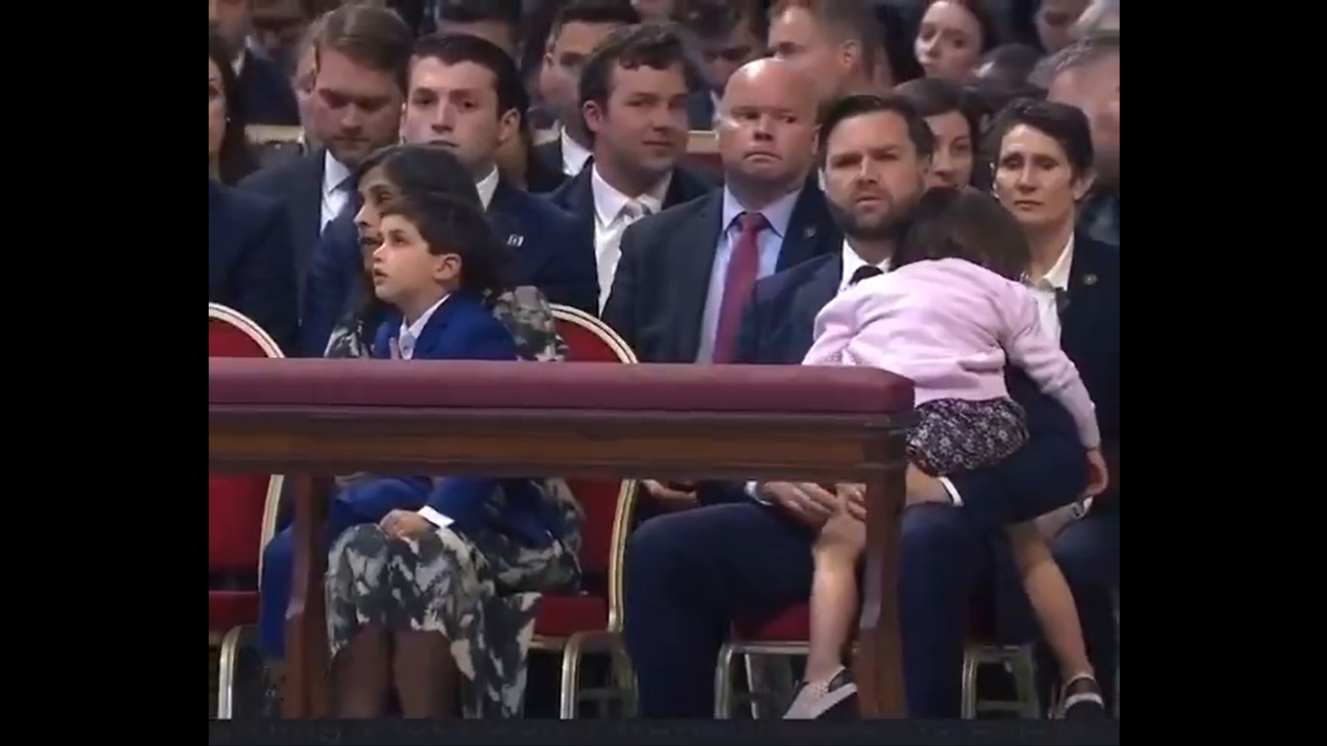 El vicepresidente de Estados Unidos, JD Vance, asiste a los Oficios del Viernes Santo en el Vaticano