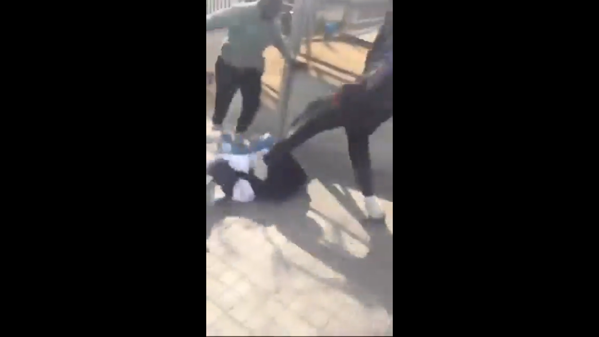 En libertad los tres menores magrebíes que apalizaron a un niño de 13 años en Mataró, Barcelona