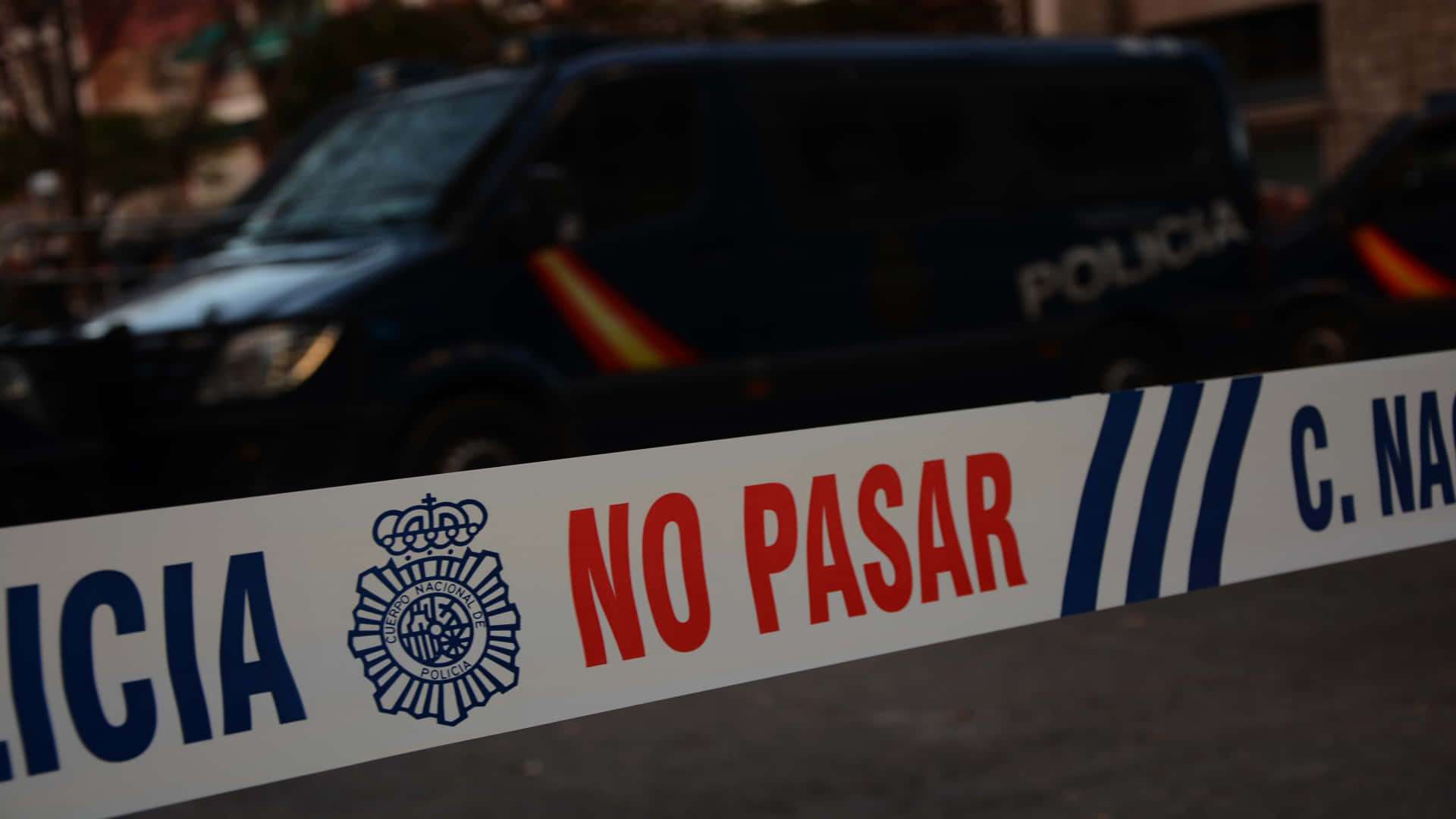 Cartel de No Pasar y furgón de Policía