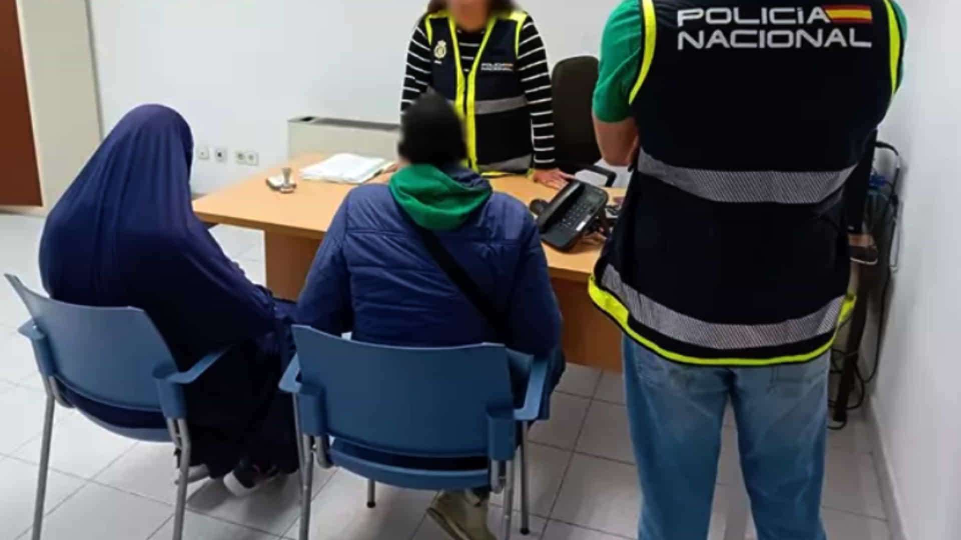 pareja detenida por ablación de clítoris a su hija