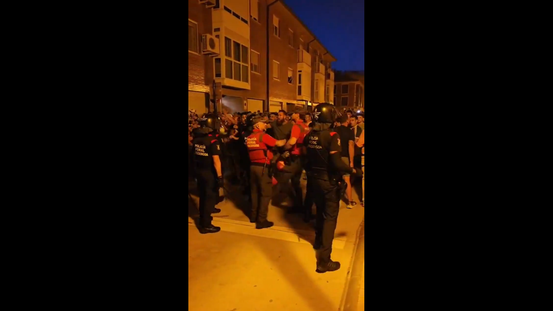 Los vecinos de Marcilla, Navarra, se manifiestan para exigir el cierre del centro de MENAS de la localidad