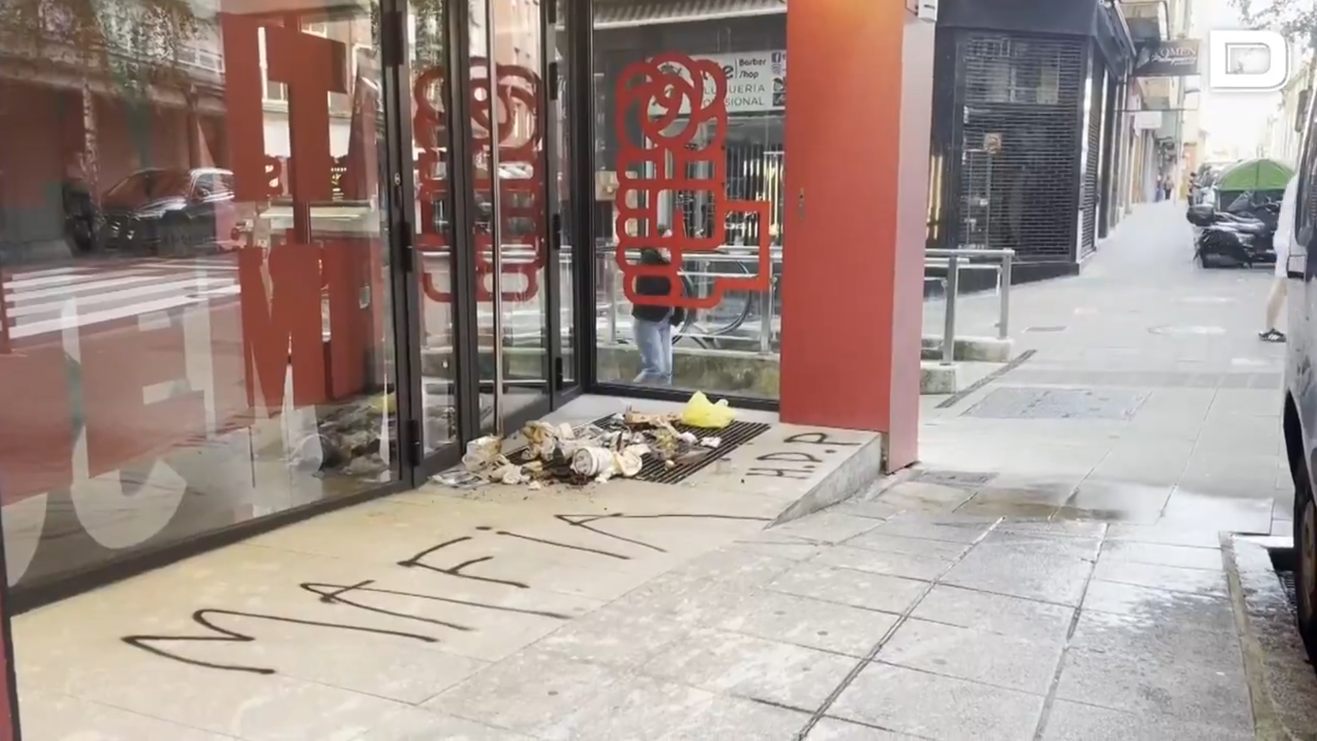 La sede del PSOE de Cantabria se llena de pintadas y basura por la corrupción del gobierno de Sánchez