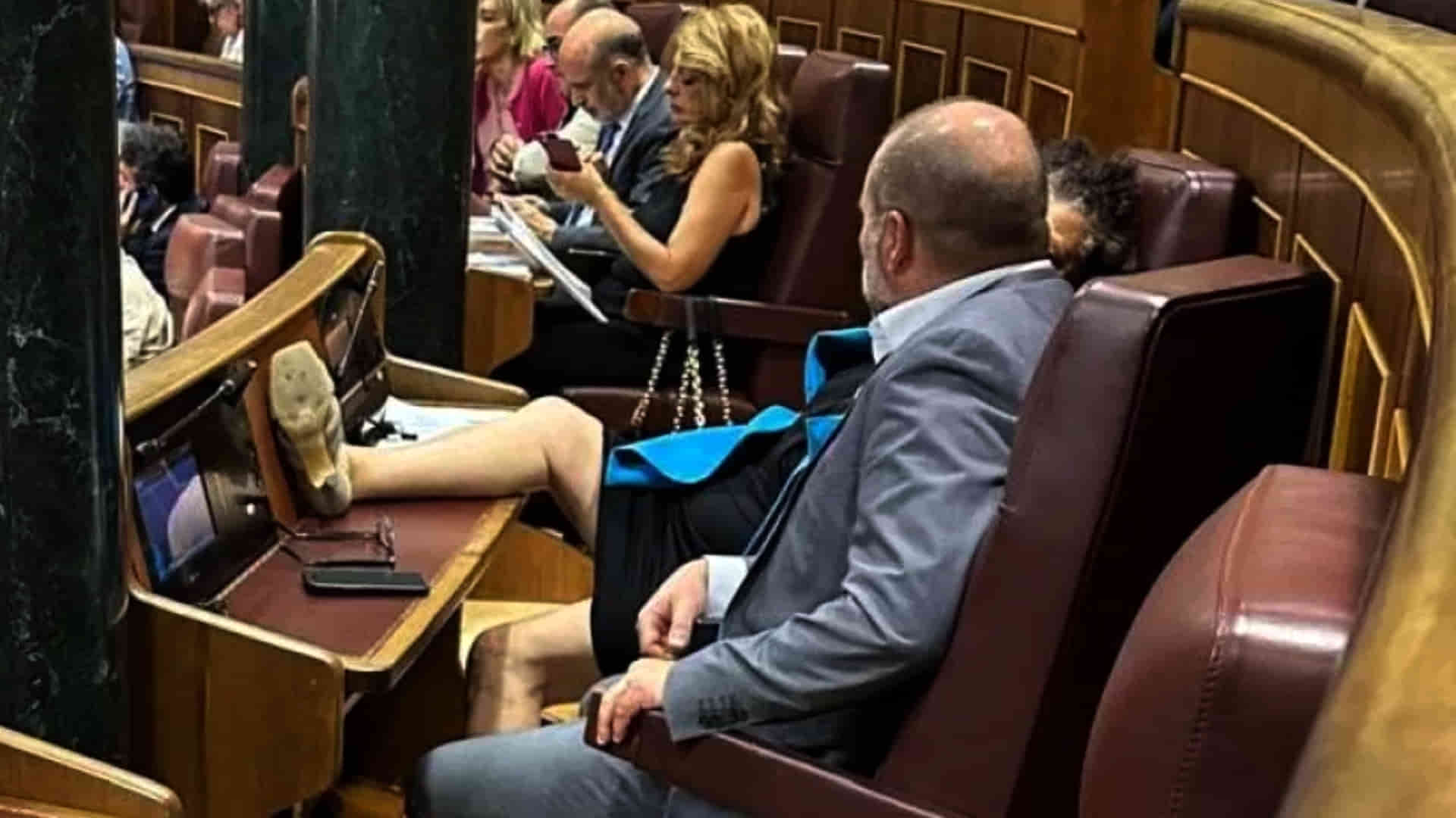 Diputada despatarrada Diputada despatarrada